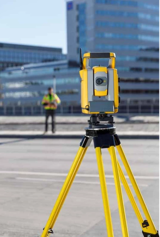 Implanté en Normandie, CALDEA accompagne vos projets avec l’expertise de nos cabinets de géomètres-experts et bureau d’études VRD reconnu